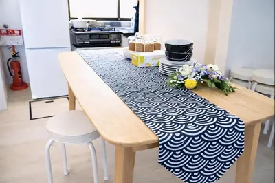 a table with a blue and white table cloth on it at THE\u6771\u4eac\u65c5\u9928 \u4eac\u6210\u7279\u6025\u99c53\u5206 \u6771\u4eac\u30b9\u30ab\u30a4\u30c4\u30ea\u30fc\u8fd1\u304f \u9280\u5ea7\u4e0a\u91ce\u6d45\u8349\u76f4\u901a \u7a7a\u6e2f\u90fd\u5fc3\u4ea4\u901a\u4fbf\u5229 \u8cb8\u5207WiFi \u4f73\u5bb6\u30b9\u30da\u30fc\u30b9\u9ad8\u7802 in Tokyo