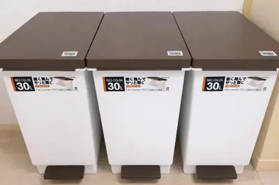 three white recycle bins with a table on top at THE\u6771\u4eac\u65c5\u9928 \u4eac\u6210\u7279\u6025\u99c53\u5206 \u6771\u4eac\u30b9\u30ab\u30a4\u30c4\u30ea\u30fc\u8fd1\u304f \u9280\u5ea7\u4e0a\u91ce\u6d45\u8349\u76f4\u901a \u7a7a\u6e2f\u90fd\u5fc3\u4ea4\u901a\u4fbf\u5229 \u8cb8\u5207WiFi \u4f73\u5bb6\u30b9\u30da\u30fc\u30b9\u9ad8\u7802 in Tokyo