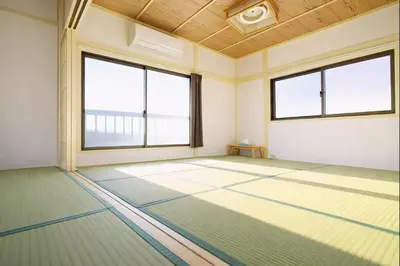 an empty room with two windows and a tiled floor at THE\u6771\u4eac\u65c5\u9928 \u4eac\u6210\u7279\u6025\u99c53\u5206 \u6771\u4eac\u30b9\u30ab\u30a4\u30c4\u30ea\u30fc\u8fd1\u304f \u9280\u5ea7\u4e0a\u91ce\u6d45\u8349\u76f4\u901a \u7a7a\u6e2f\u90fd\u5fc3\u4ea4\u901a\u4fbf\u5229 \u8cb8\u5207WiFi \u4f73\u5bb6\u30b9\u30da\u30fc\u30b9\u9ad8\u7802 in Tokyo