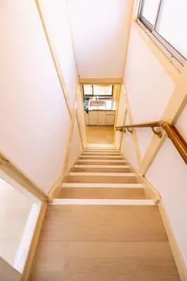 a staircase in a loft with a window at THE\u6771\u4eac\u65c5\u9928 \u4eac\u6210\u7279\u6025\u99c53\u5206 \u6771\u4eac\u30b9\u30ab\u30a4\u30c4\u30ea\u30fc\u8fd1\u304f \u9280\u5ea7\u4e0a\u91ce\u6d45\u8349\u76f4\u901a \u7a7a\u6e2f\u90fd\u5fc3\u4ea4\u901a\u4fbf\u5229 \u8cb8\u5207WiFi \u4f73\u5bb6\u30b9\u30da\u30fc\u30b9\u9ad8\u7802 in Tokyo