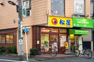 two bikes parked in front of a store at THE\u6771\u4eac\u65c5\u9928 \u4eac\u6210\u7279\u6025\u99c53\u5206 \u6771\u4eac\u30b9\u30ab\u30a4\u30c4\u30ea\u30fc\u8fd1\u304f \u9280\u5ea7\u4e0a\u91ce\u6d45\u8349\u76f4\u901a \u7a7a\u6e2f\u90fd\u5fc3\u4ea4\u901a\u4fbf\u5229 \u8cb8\u5207WiFi \u4f73\u5bb6\u30b9\u30da\u30fc\u30b9\u9ad8\u7802 in Tokyo