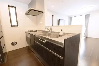 a bathroom with a sink and a mirror at Happy Home \u6771\u5341\u6761\u99c5\u5f92\u6b697\u5206 \u5341\u6761\u99c5\u3088\u308a\u6c60\u888b\u99c5\u76f4\u901a5\u5206 \u5b50\u3069\u3082\u5927\u559c\u3073\u306e\u6ed1\u308a\u53f0\u3068\u7121\u6599\u99d0\u8eca\u5834\u4ed8\u304d\u4e00\u8ed2\u5bb6 in Tokyo