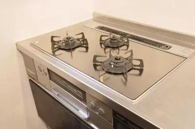 a stove top with two burners on top of it at Happy Home \u6771\u5341\u6761\u99c5\u5f92\u6b697\u5206 \u5341\u6761\u99c5\u3088\u308a\u6c60\u888b\u99c5\u76f4\u901a5\u5206 \u5b50\u3069\u3082\u5927\u559c\u3073\u306e\u6ed1\u308a\u53f0\u3068\u7121\u6599\u99d0\u8eca\u5834\u4ed8\u304d\u4e00\u8ed2\u5bb6 in Tokyo