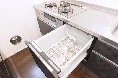 an open dishwasher in a kitchen next to a sink at Happy Home \u6771\u5341\u6761\u99c5\u5f92\u6b697\u5206 \u5341\u6761\u99c5\u3088\u308a\u6c60\u888b\u99c5\u76f4\u901a5\u5206 \u5b50\u3069\u3082\u5927\u559c\u3073\u306e\u6ed1\u308a\u53f0\u3068\u7121\u6599\u99d0\u8eca\u5834\u4ed8\u304d\u4e00\u8ed2\u5bb6 in Tokyo