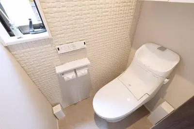 a bathroom with a white toilet in a room at Happy Home \u6771\u5341\u6761\u99c5\u5f92\u6b697\u5206 \u5341\u6761\u99c5\u3088\u308a\u6c60\u888b\u99c5\u76f4\u901a5\u5206 \u5b50\u3069\u3082\u5927\u559c\u3073\u306e\u6ed1\u308a\u53f0\u3068\u7121\u6599\u99d0\u8eca\u5834\u4ed8\u304d\u4e00\u8ed2\u5bb6 in Tokyo