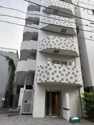 a tall white building with a lot of windows at \u30a2\u30ec\u30b9\u30b0\u30fc\u30c6\u65e9\u7a32\u7530 in Tokyo