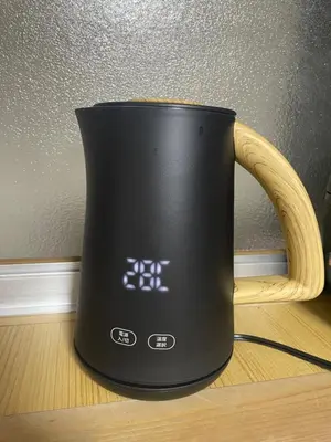a black mug with a wooden handle on the floor at Mie's House Skytree 美英軒 in Tokyo