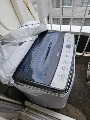 a cell phone sitting on top of a car at \u30db\u30c6\u30eb\u30ec\u30b9\u30dd\u30ef\u30fc\u30eb401 in Tokyo