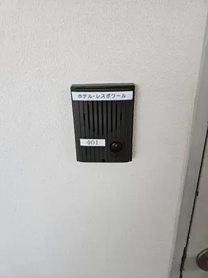 a vent on a wall with a sign on it at \u30db\u30c6\u30eb\u30ec\u30b9\u30dd\u30ef\u30fc\u30eb401 in Tokyo