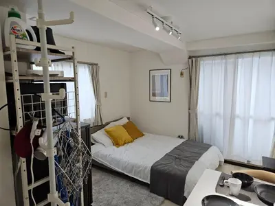 a small bedroom with a bed and a ladder at \u30db\u30c6\u30eb\u30ec\u30b9\u30dd\u30ef\u30fc\u30eb401 in Tokyo