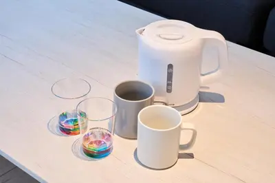 a coffee maker and glasses on a table at 12 \u3068\u308a\u3063\u3071\u30fc\u305a\u30db\u30c6\u30eb\u9ad8\u7530\u99ac\u5834 in Tokyo