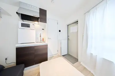 a small apartment with a kitchen and a microwave at 12 \u3068\u308a\u3063\u3071\u30fc\u305a\u30db\u30c6\u30eb\u9ad8\u7530\u99ac\u5834 in Tokyo