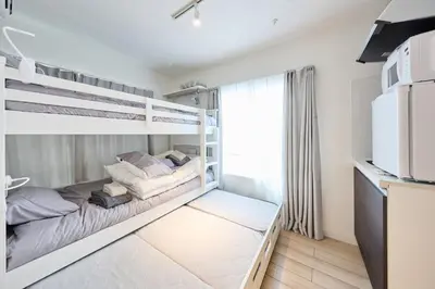 a bedroom with a bunk bed and a kitchen at 12 \u3068\u308a\u3063\u3071\u30fc\u305a\u30db\u30c6\u30eb\u9ad8\u7530\u99ac\u5834 in Tokyo