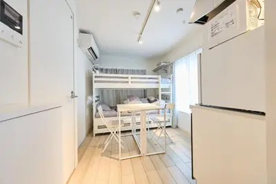 a small room with a bunk bed and a table at 31 \u3068\u308a\u3063\u3071\u30fc\u305a\u30db\u30c6\u30eb\u9ad8\u7530\u99ac\u5834 in Tokyo