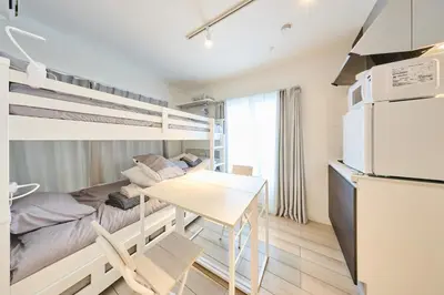 a bedroom with a bunk bed and a desk in a room at 31 \u3068\u308a\u3063\u3071\u30fc\u305a\u30db\u30c6\u30eb\u9ad8\u7530\u99ac\u5834 in Tokyo