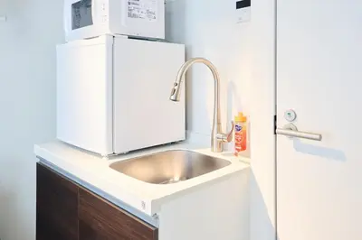 a kitchen with a sink and a refrigerator at 41 \u3068\u308a\u3063\u3071\u30fc\u305a\u30db\u30c6\u30eb\u9ad8\u7530\u99ac\u5834 in Tokyo