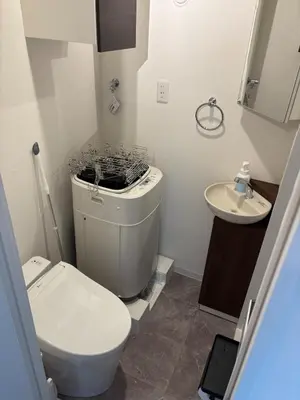 a small bathroom with a toilet and a sink at 41 \u3068\u308a\u3063\u3071\u30fc\u305a\u30db\u30c6\u30eb\u9ad8\u7530\u99ac\u5834 in Tokyo