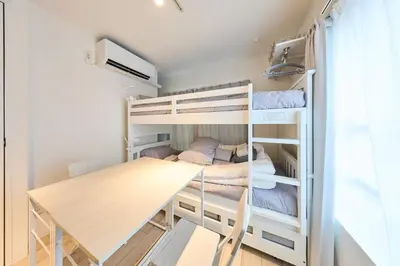 a small room with bunk beds and a table at 41 \u3068\u308a\u3063\u3071\u30fc\u305a\u30db\u30c6\u30eb\u9ad8\u7530\u99ac\u5834 in Tokyo