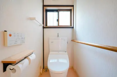 a small bathroom with a toilet and a window at Roseheim 2 kamiochiai in Tokyo