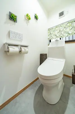 a bathroom with a white toilet and a window at \u30b2\u30b9\u30c8\u30cf\u30a6\u30b9\u66f3\u821f in Tokyo