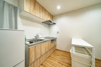 a kitchen with a sink and a refrigerator at \u30b2\u30b9\u30c8\u30cf\u30a6\u30b9\u66f3\u821f in Tokyo