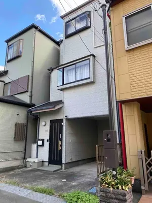an apartment building with a garage in front of it at \u30b2\u30b9\u30c8\u30cf\u30a6\u30b9\u66f3\u821f in Tokyo