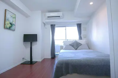 a bedroom with a bed and a window at \u5927\u4e45\u4fdd\u99c5\u5f92\u6b693\u5206 \u591a\u56fd\u7c4d\u30b0\u30eb\u30e1\u5929\u56fd \u65b0\u5bbf\u30b7\u30e7\u30c3\u30d4\u30f3\u30b0\u62e0\u70b9 Bo14 in Tokyo