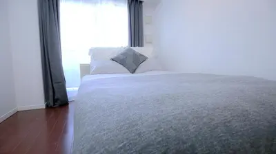 a bedroom with a large bed with a large window at \u5927\u4e45\u4fdd\u99c5\u5f92\u6b693\u5206 \u591a\u56fd\u7c4d\u30b0\u30eb\u30e1\u5929\u56fd \u65b0\u5bbf\u30b7\u30e7\u30c3\u30d4\u30f3\u30b0\u62e0\u70b9 Bo14 in Tokyo