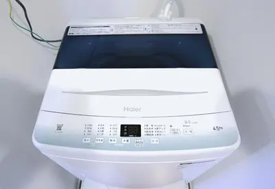 a white sewing machine sitting on a wall at \u5927\u4e45\u4fdd\u99c5\u5f92\u6b693\u5206 \u591a\u56fd\u7c4d\u30b0\u30eb\u30e1\u5929\u56fd \u65b0\u5bbf\u30b7\u30e7\u30c3\u30d4\u30f3\u30b0\u62e0\u70b9 Bo14 in Tokyo