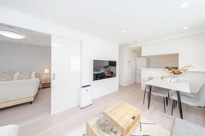 a bedroom and living room with a bed and a table at \u30eb\u30eb\u30df\u30a8\u30fc\u30eb\u4e21\u56fd in Tokyo