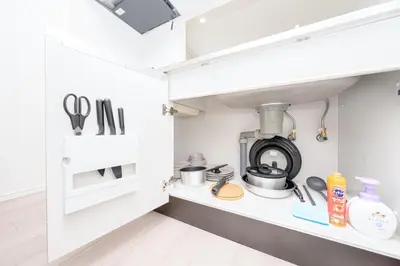 a small kitchen with white cabinets and a sink at \u30eb\u30eb\u30df\u30a8\u30fc\u30eb\u4e21\u56fd in Tokyo