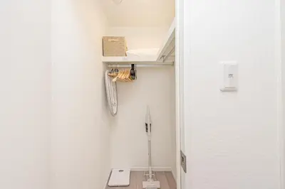 a walk in closet with a door open to a room at \u30eb\u30eb\u30df\u30a8\u30fc\u30eb\u4e21\u56fd in Tokyo