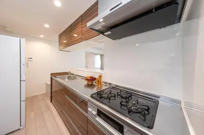 a kitchen with a stove top oven next to a refrigerator at \u30eb\u30eb\u30df\u30a8\u30fc\u30eb\u4e21\u56fd in Tokyo