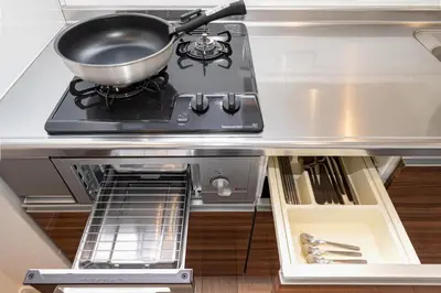 a pan sitting on top of a stove in a kitchen at \u30eb\u30eb\u30df\u30a8\u30fc\u30eb\u4e21\u56fd in Tokyo