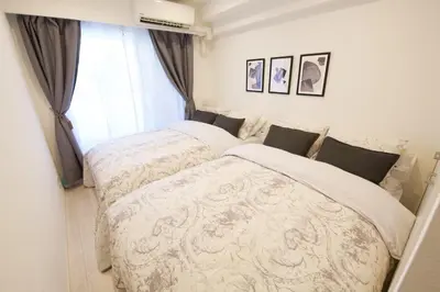 two twin beds in a bedroom with a window at \u9ebb\u5e03\u5341\u756a\u99c5\u5f92\u6b695\u5206 in Tokyo