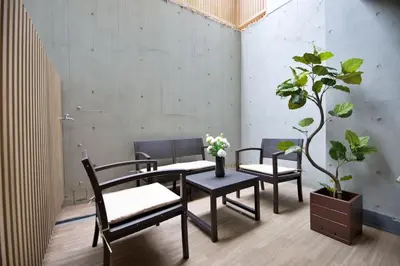 a dining room with a table and chairs and a potted plant at \u9ebb\u5e03\u5341\u756a\u99c5\u5f92\u6b695\u5206 in Tokyo