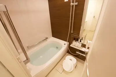 a bathroom with a bath tub and a toilet at \u9ebb\u5e03\u5341\u756a\u99c5\u5f92\u6b695\u5206 in Tokyo