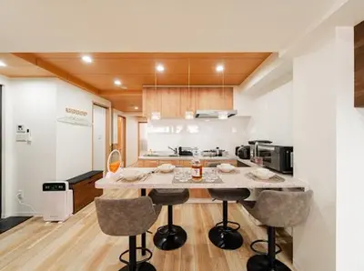a kitchen with a island in the middle of a room at Skytree \u6674\u7a7a\u5854\u811a\u4e0b \u6574\u680b8\u623f\u578b\u53ef\u4f4f \u62bc\u4e0a\u6b65\u884c4\u5206\u949f in Tokyo