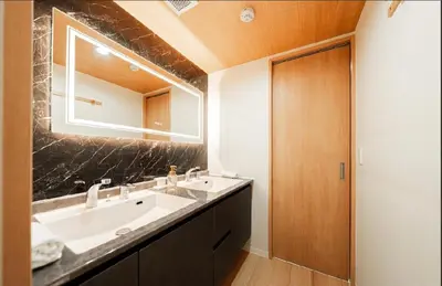 a bathroom with a sink and a mirror at Skytree \u6674\u7a7a\u5854\u811a\u4e0b \u6574\u680b8\u623f\u578b\u53ef\u4f4f \u62bc\u4e0a\u6b65\u884c4\u5206\u949f in Tokyo