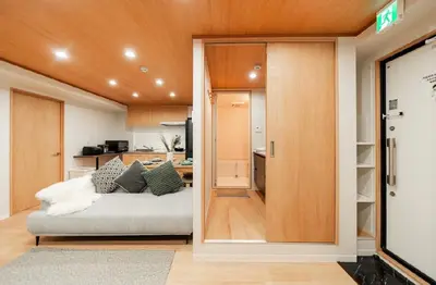 a living room with a couch and a kitchen at Skytree \u6674\u7a7a\u5854\u811a\u4e0b \u6574\u680b8\u623f\u578b\u53ef\u4f4f \u62bc\u4e0a\u6b65\u884c4\u5206\u949f in Tokyo