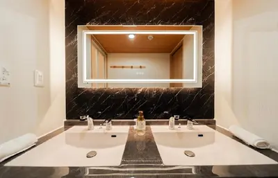 a bathroom with two sinks and a mirror at Skytree \u6674\u7a7a\u5854\u811a\u4e0b \u6574\u680b8\u623f\u578b\u53ef\u4f4f \u62bc\u4e0a\u6b65\u884c4\u5206\u949f in Tokyo