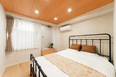 a bedroom with a large bed and a window at Skytree \u6674\u7a7a\u5854\u811a\u4e0b \u6574\u680b8\u623f\u578b\u53ef\u4f4f \u62bc\u4e0a\u6b65\u884c4\u5206\u949f in Tokyo