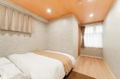 a bedroom with a large bed and a window at Skytree \u6674\u7a7a\u5854\u811a\u4e0b \u6574\u680b8\u623f\u578b\u53ef\u4f4f \u62bc\u4e0a\u6b65\u884c4\u5206\u949f in Tokyo