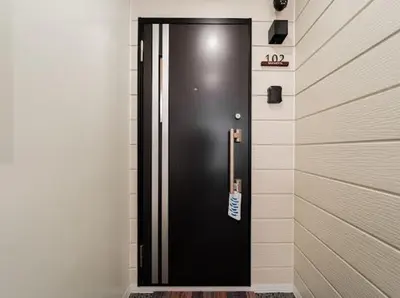 a black door with a tag on it in a wall at Skytree \u6674\u7a7a\u5854\u811a\u4e0b \u6574\u680b8\u623f\u578b\u53ef\u4f4f \u62bc\u4e0a\u6b65\u884c4\u5206\u949f in Tokyo