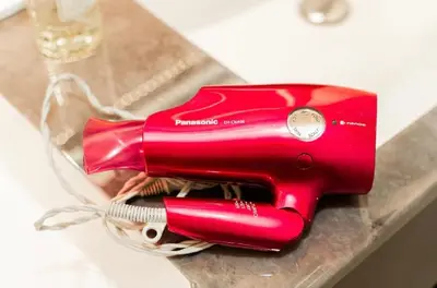 a red hair dryer sitting on top of a table at Skytree \u6674\u7a7a\u5854\u811a\u4e0b \u6574\u680b8\u623f\u578b\u53ef\u4f4f \u62bc\u4e0a\u6b65\u884c4\u5206\u949f in Tokyo