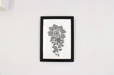 a framed drawing of a flower on a wall at \u30db\u30b9\u30c6\u30eb\u30a8\u30ea\u30fc\u30e9\u795e\u7530 HOSTEL EstLiLas KANDA in Tokyo
