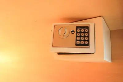 a remote control on the wall of a room at \u30db\u30b9\u30c6\u30eb\u30a8\u30ea\u30fc\u30e9\u795e\u7530 HOSTEL EstLiLas KANDA in Tokyo