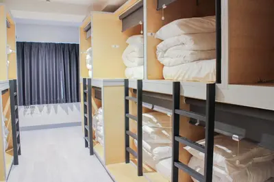 a walk in closet with lots of pillows at \u30db\u30b9\u30c6\u30eb\u30a8\u30ea\u30fc\u30e9\u795e\u7530 HOSTEL EstLiLas KANDA in Tokyo