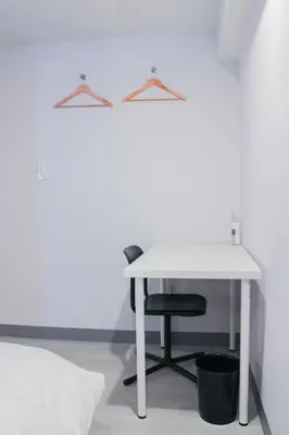 a white desk and a chair in a room at \u30db\u30b9\u30c6\u30eb\u30a8\u30ea\u30fc\u30e9\u795e\u7530 HOSTEL EstLiLas KANDA in Tokyo