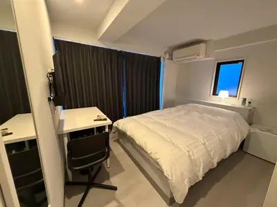 a bedroom with a bed and a desk and a window at \u30db\u30b9\u30c6\u30eb\u30a8\u30ea\u30fc\u30e9\u795e\u7530 HOSTEL EstLiLas KANDA in Tokyo